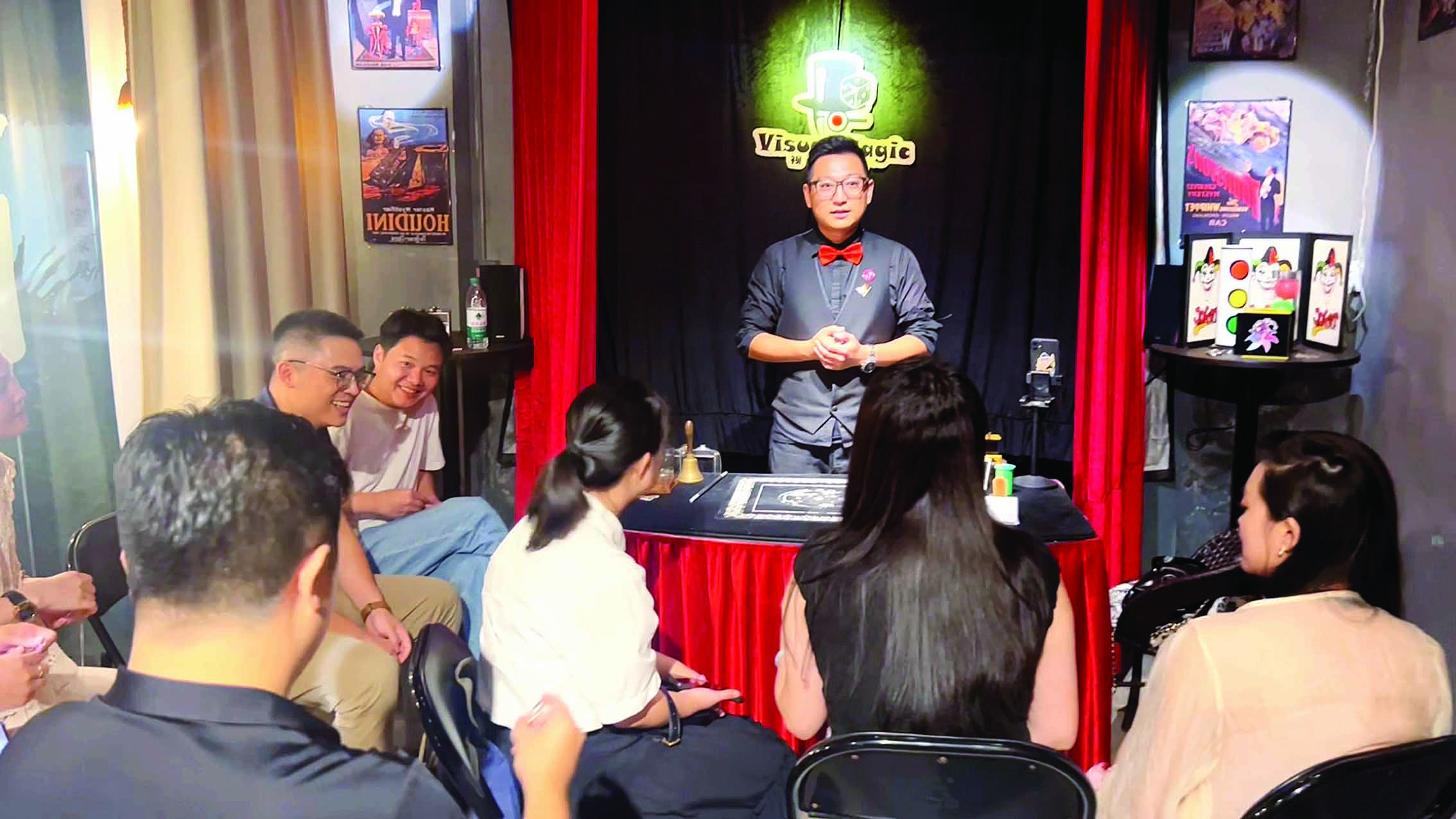 术师邵洋：表演好近景魔术我是认真的AG真人app花YOUNG惠州丨魔(图2)