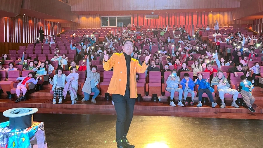 术师邵洋：表演好近景魔术我是认真的AG真人app花YOUNG惠州丨魔(图3)